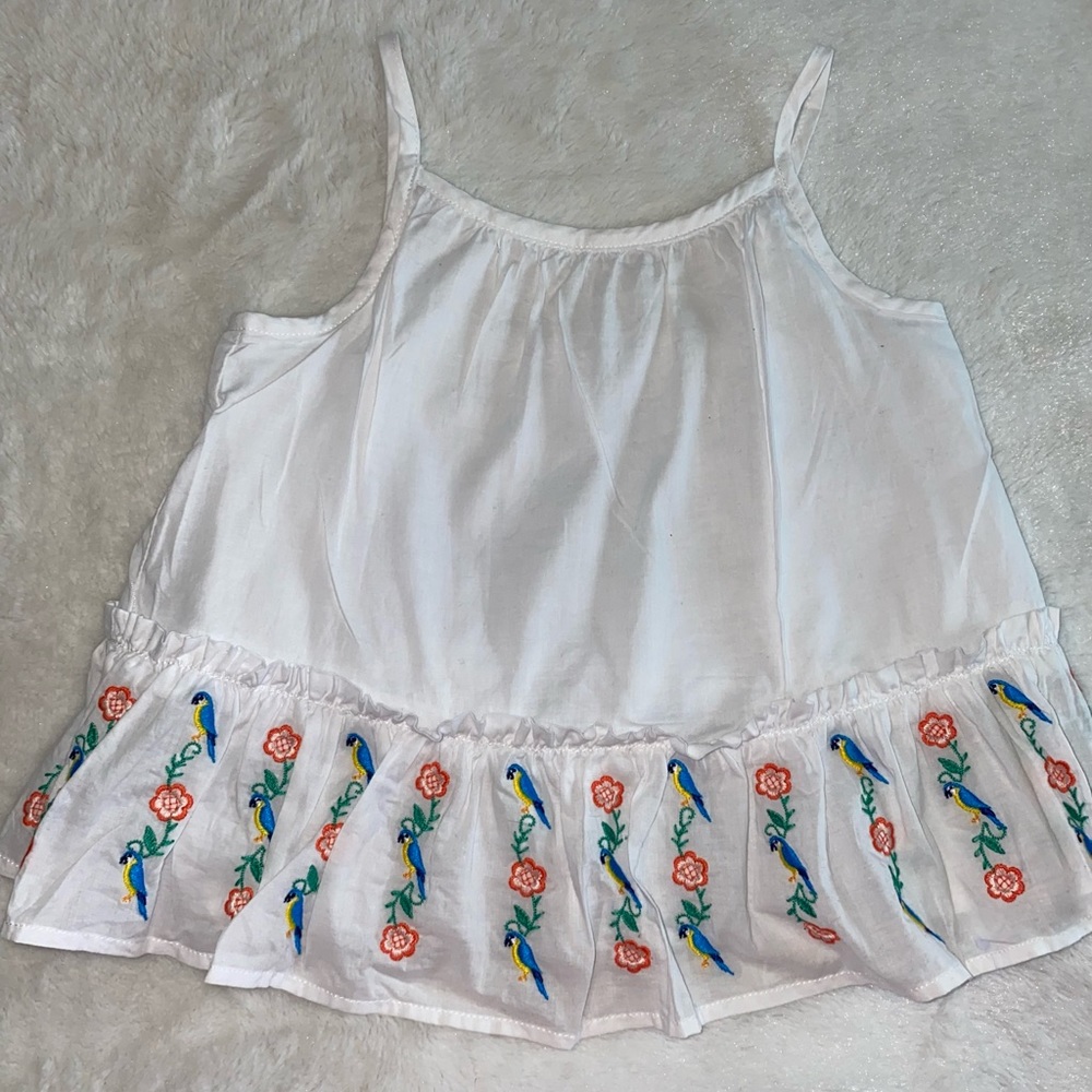 White Top w/ ruffle bottom 🤍